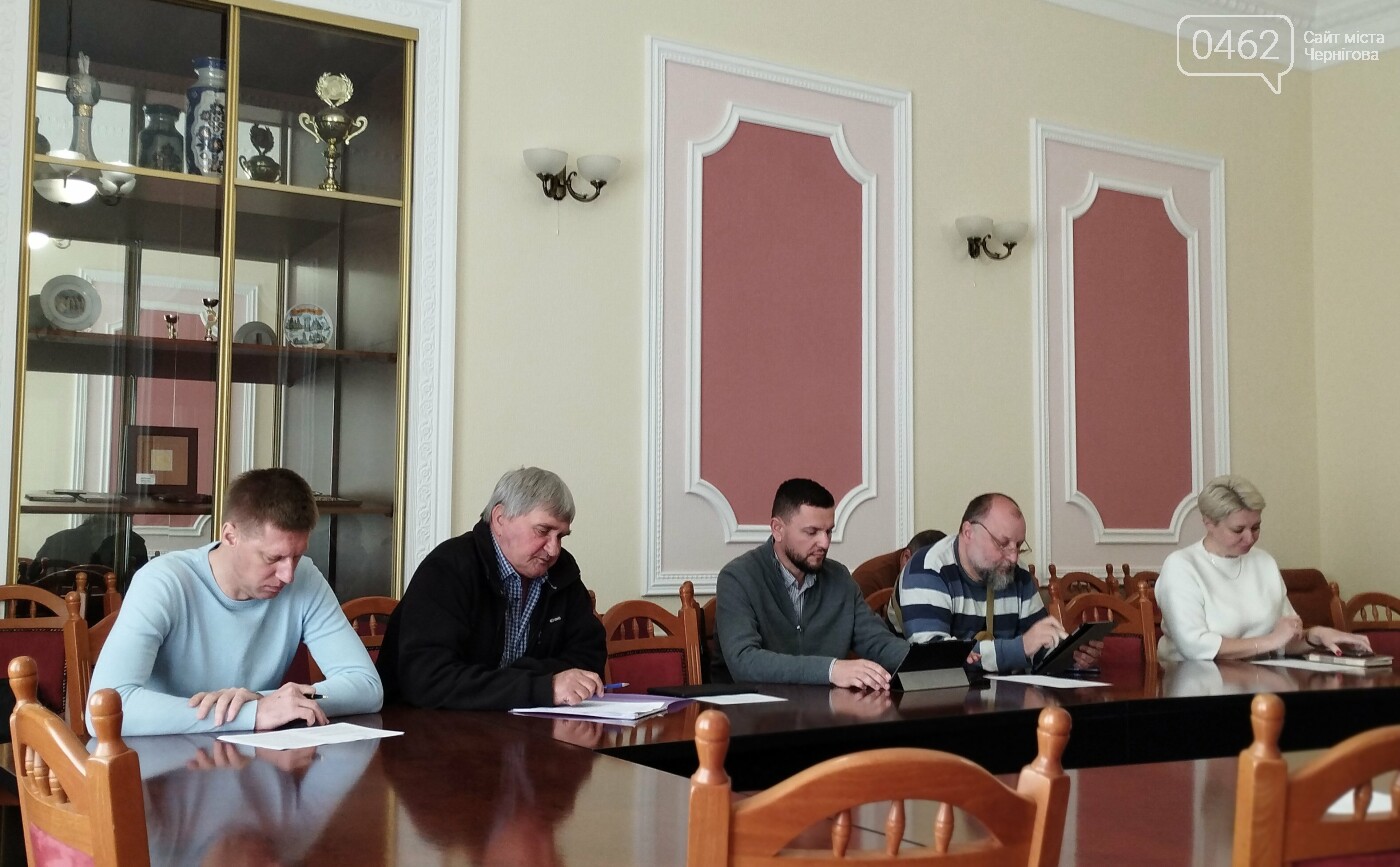 Олександр Сердюк (другий ліворуч) під час засідання виконкому