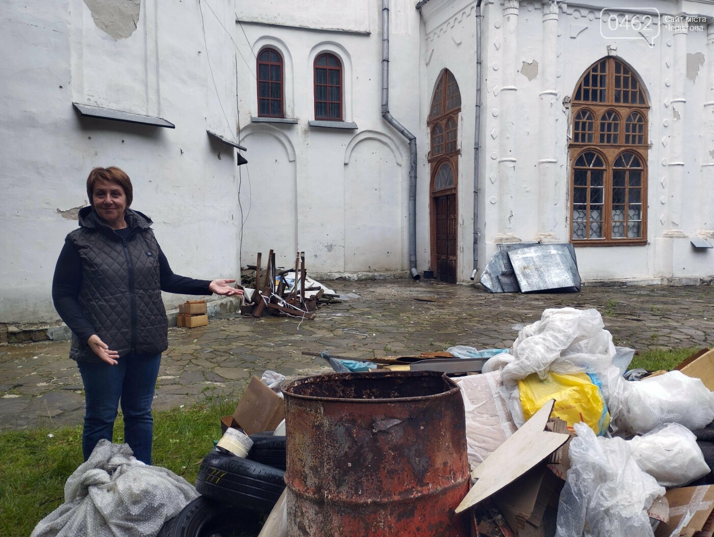 Гендиректорка заповідника Наталія Реброва показує купу сміття, винесеного зі Спасо-Преображенського собору