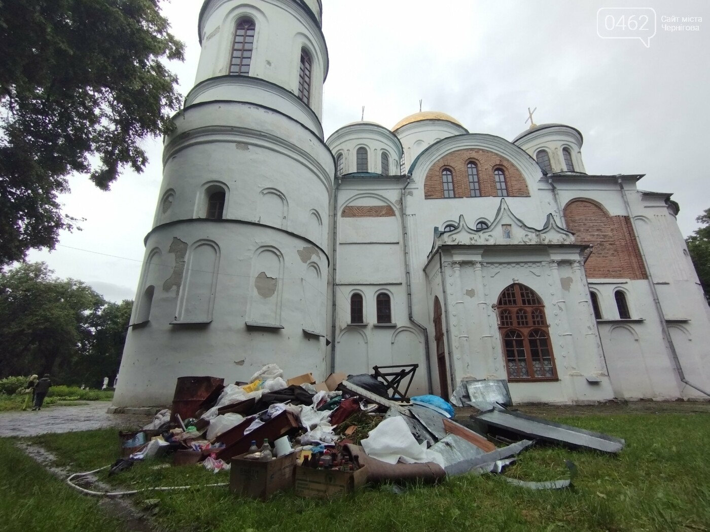 Зі Спасо-Преображенського собору вже вивезли 7 причепів сміття, але це ще не все