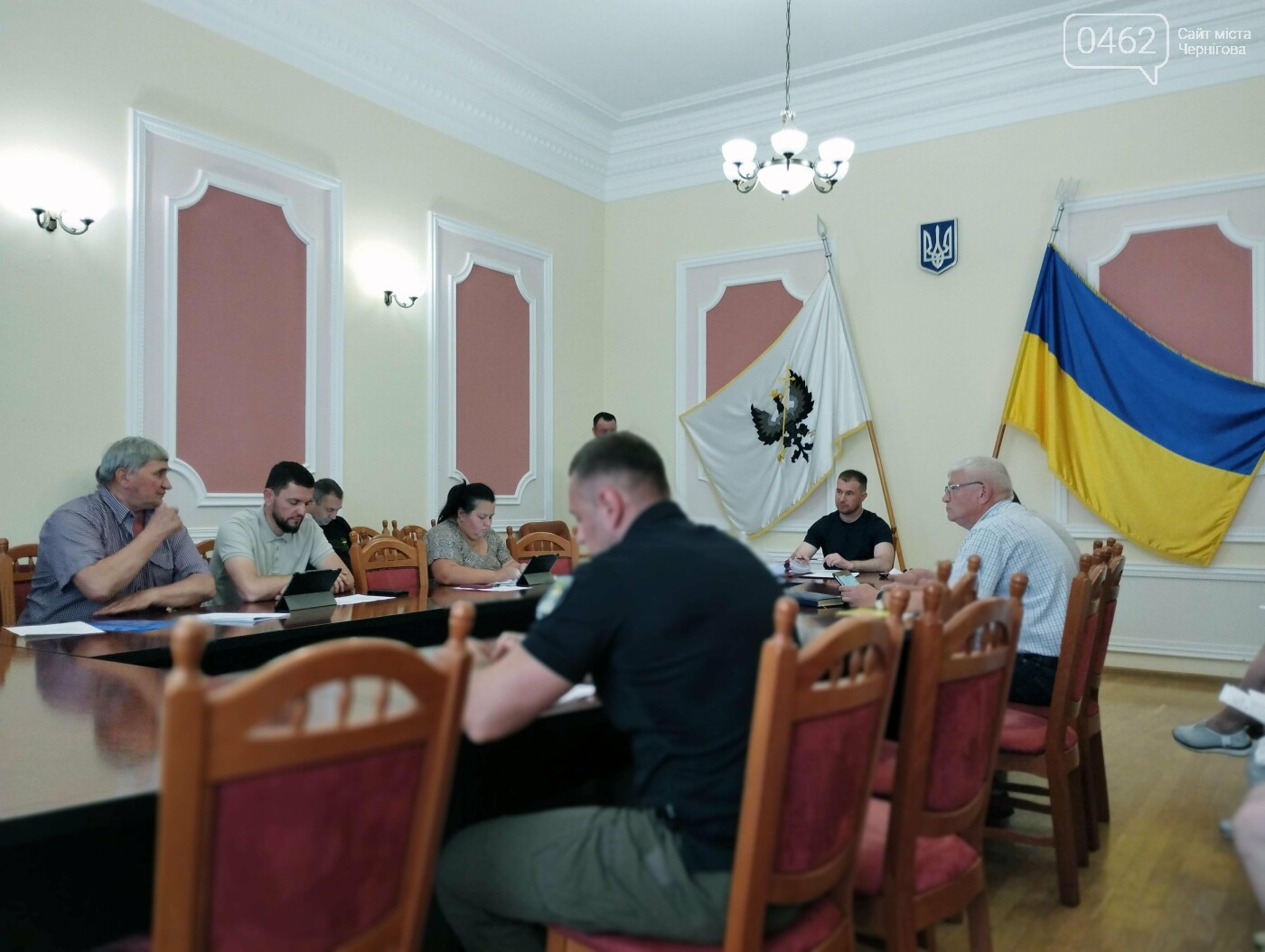 Олександр Ломако (у центрі) під час виконкому 27 червня