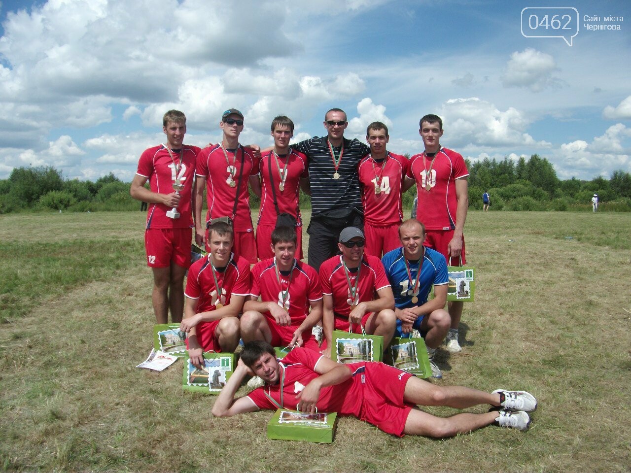 Mykola Kushnaryov (Nummer 12) nach dem Gewinn des „Three Sisters“-Turniers