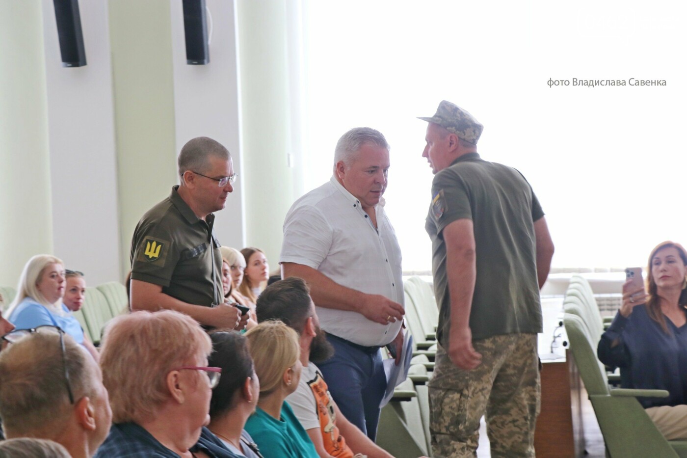 Депутата Віталія Гольця одразу після гімнів вивели з зали люди у військовій формі