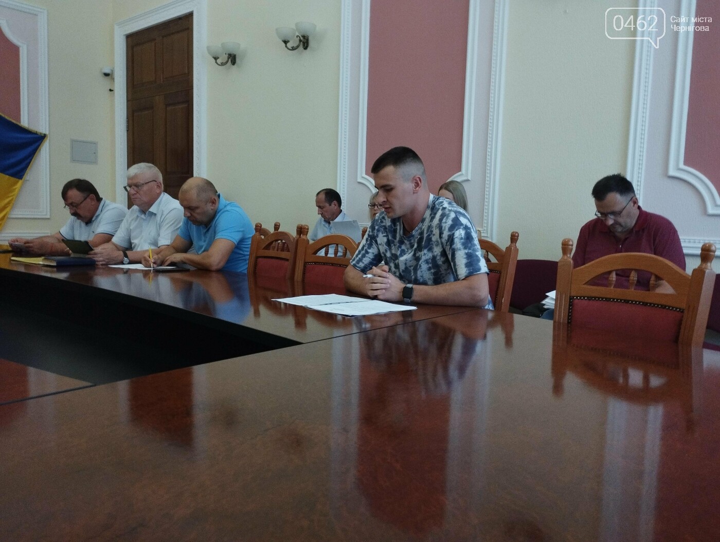 Руслан Гончаренко (крайній праворуч на другому плані) під час виконкому 20 серпня