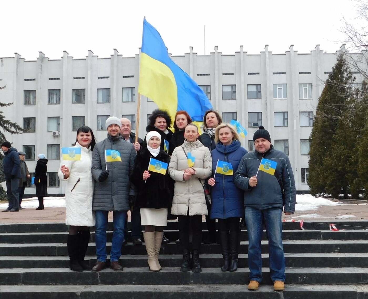 Володимир Гайовий (крайній праворуч) перед будівлею Чернігівської районної ради 16 лютого 2022-го року