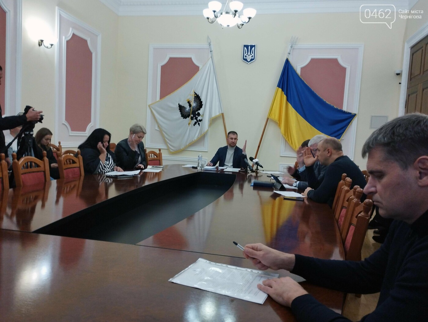 Олександр Ломако (у центрі) під час виконкому 14 жовтня