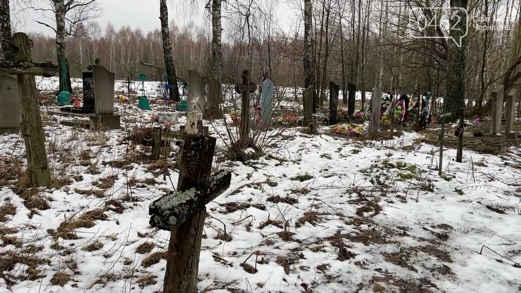 Кладовище у селі