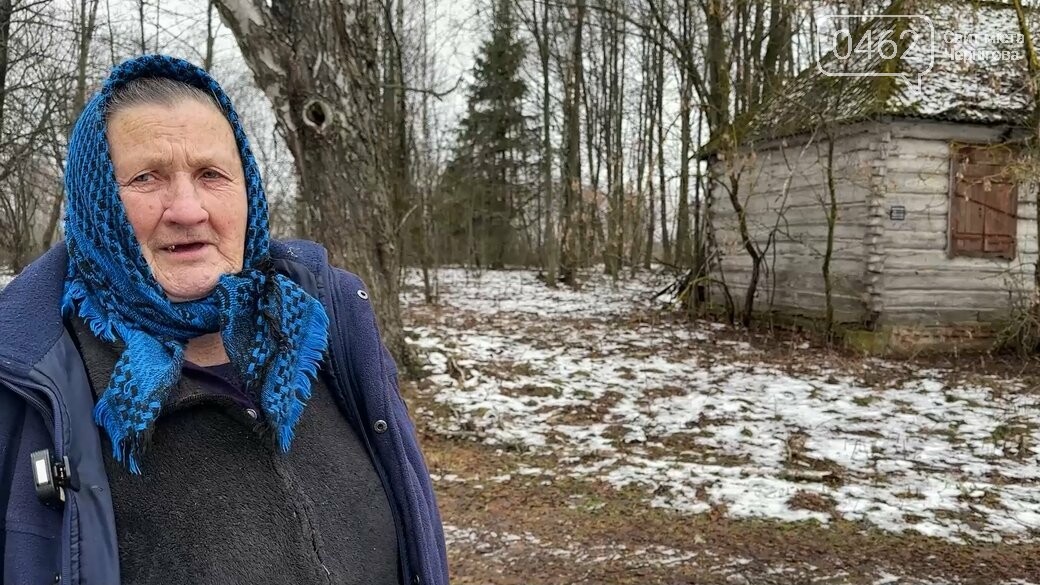 Ніна Василенко показує, де раніше у них у селі був магазин