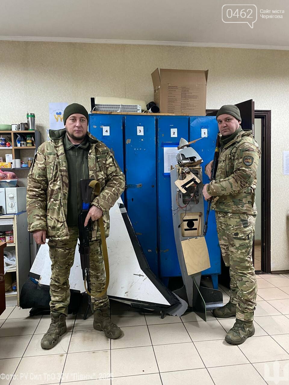 Військові разом із уламками збитого безпілотника