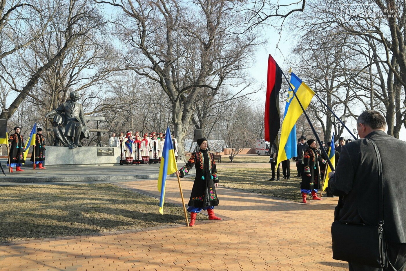 Покладання квітів до пам'ятника Тарасу Шевченку в Чернігові