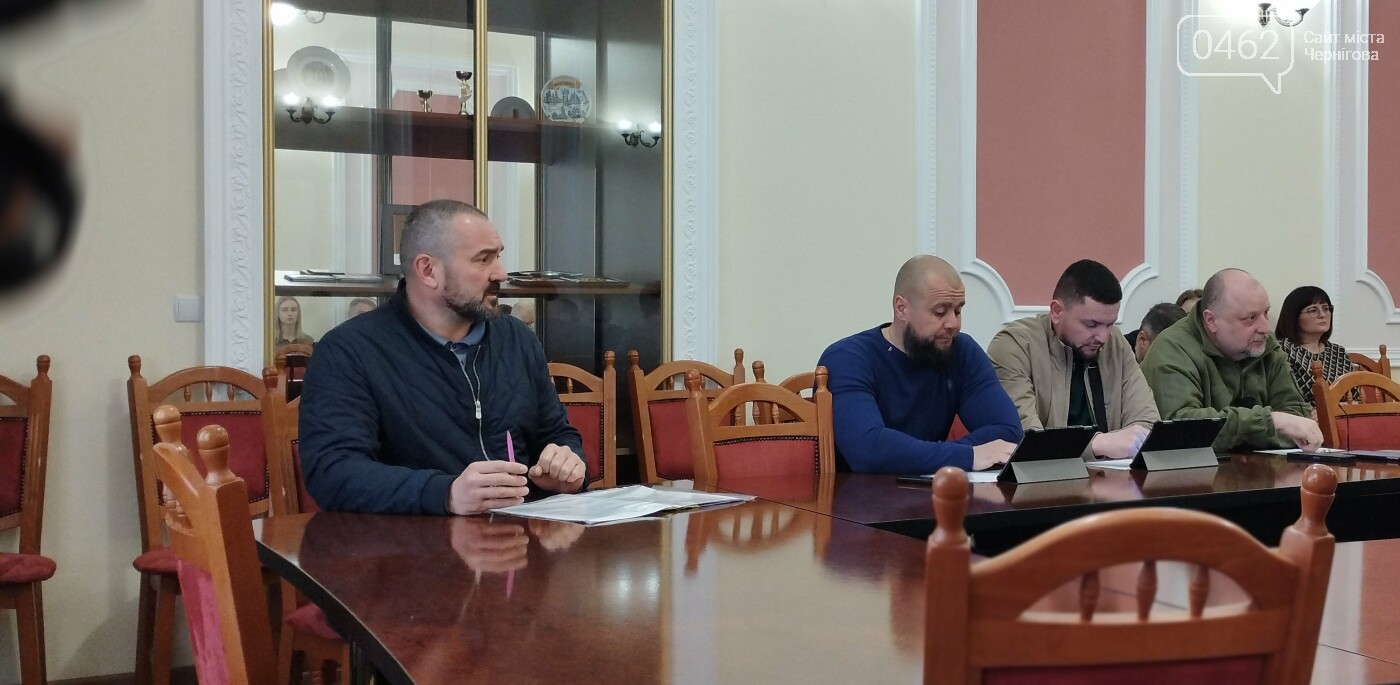 Вадим Антошин (за столом крайній праворуч) та Ярослав Куц (крайній ліворуч) під час виконкому 17 квітня