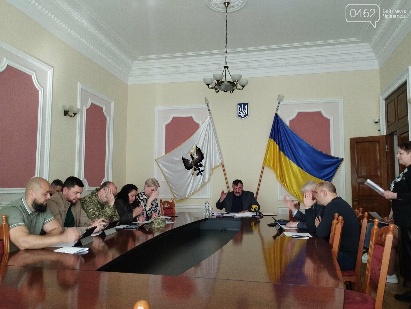 Віктор Геращенко (у центрі) під час виконкому 30 квітня