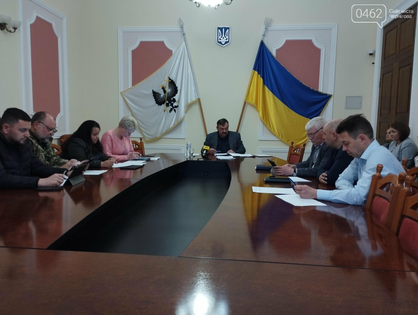 Віктор Геращенко (у центрі) під час виконкому 7 травня