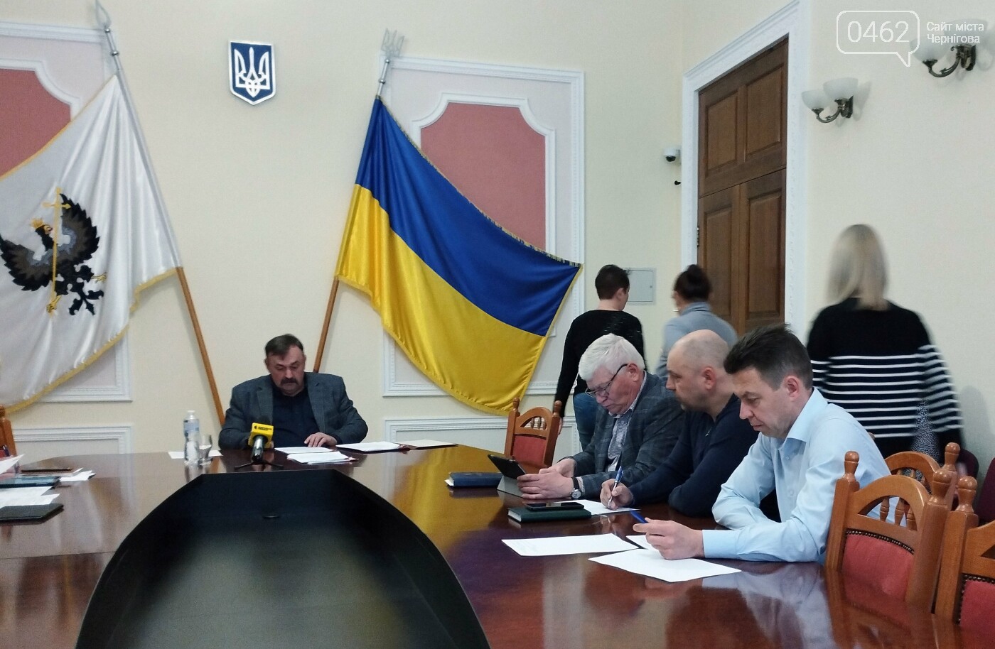 Василь Білогура (крайній праворуч) під час виконкому 7 травня