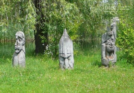 Дерев’яні скульптури на території гідропарку. Нині знищені.