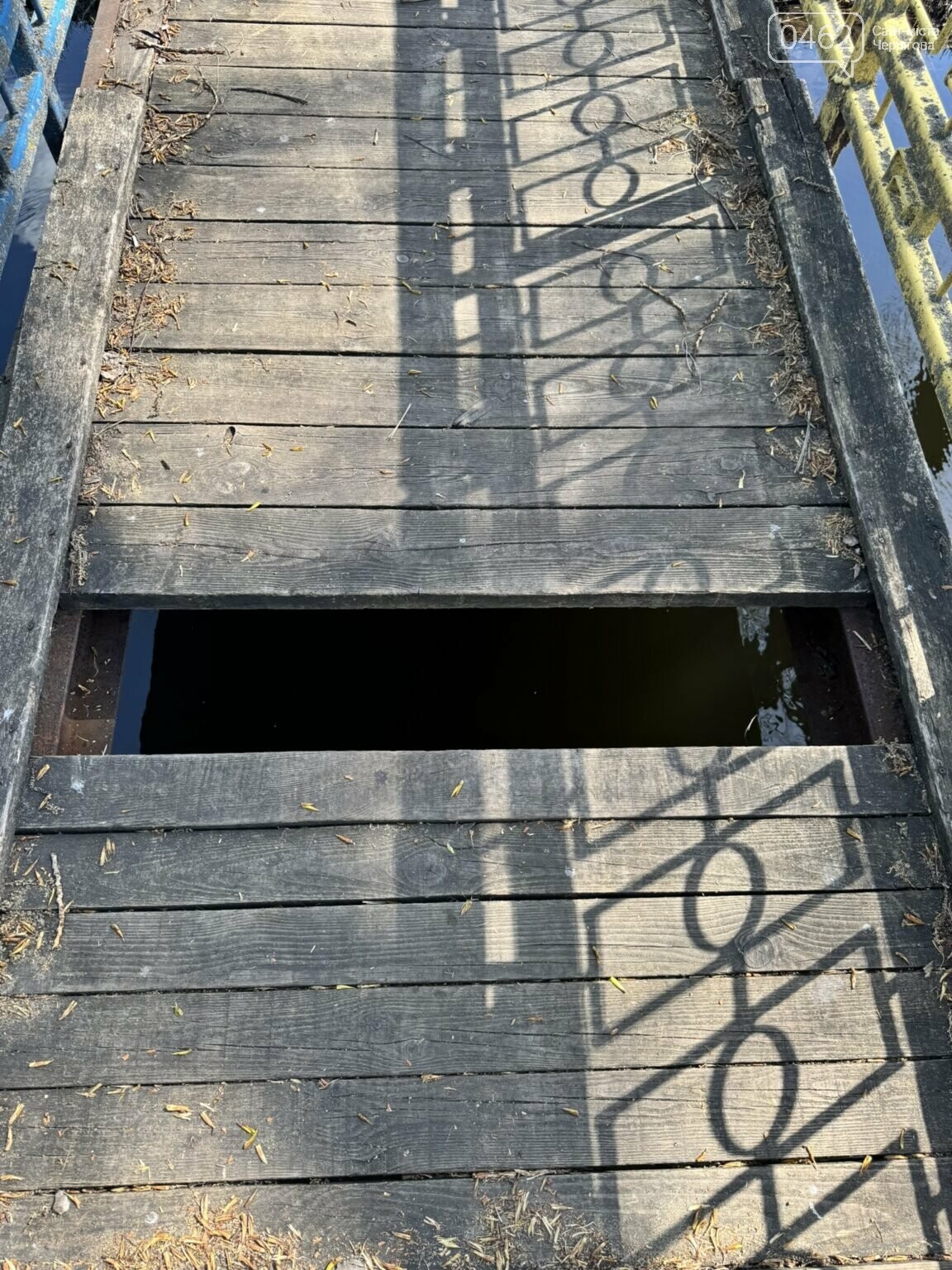 Небезпечний занедбаний міст через водойму на території гідропарку.