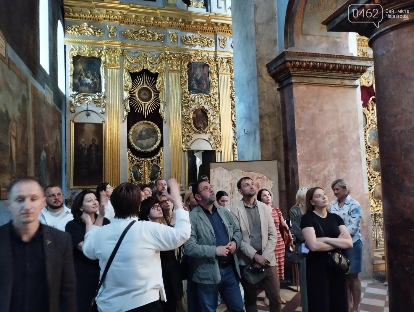 світлина Сєргєя Карася, Делегація депутатів та урядовців у Чернігові, Володимир В'ятрович п'ятий праворуч Делегація депутатів та урядовців у Чернігові, Володимир В'ятрович п'ятий праворуч