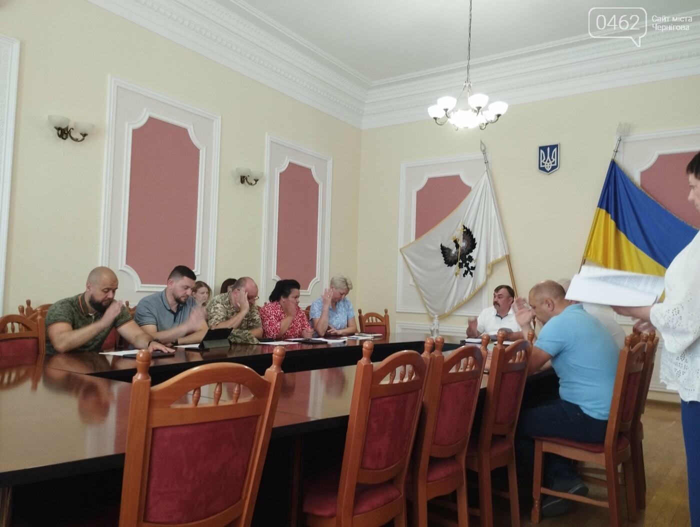 Віктор Геращенко (у голові столу) та Вікторія Пекур (ліворуч від нього) під час виконкому 9 липня