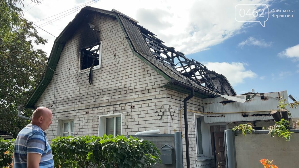 Ігор Іваницький біля згорілого будинку у Ніжині, в який влучила блискавка