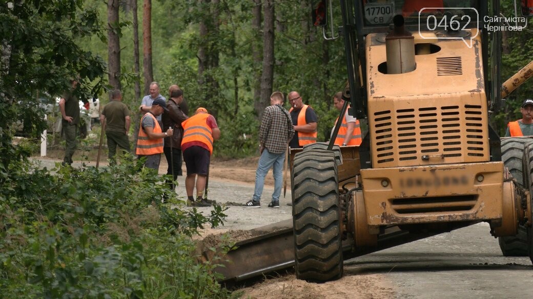Техніка та працівники під час ремонту лісової дороги на Чернігівщині