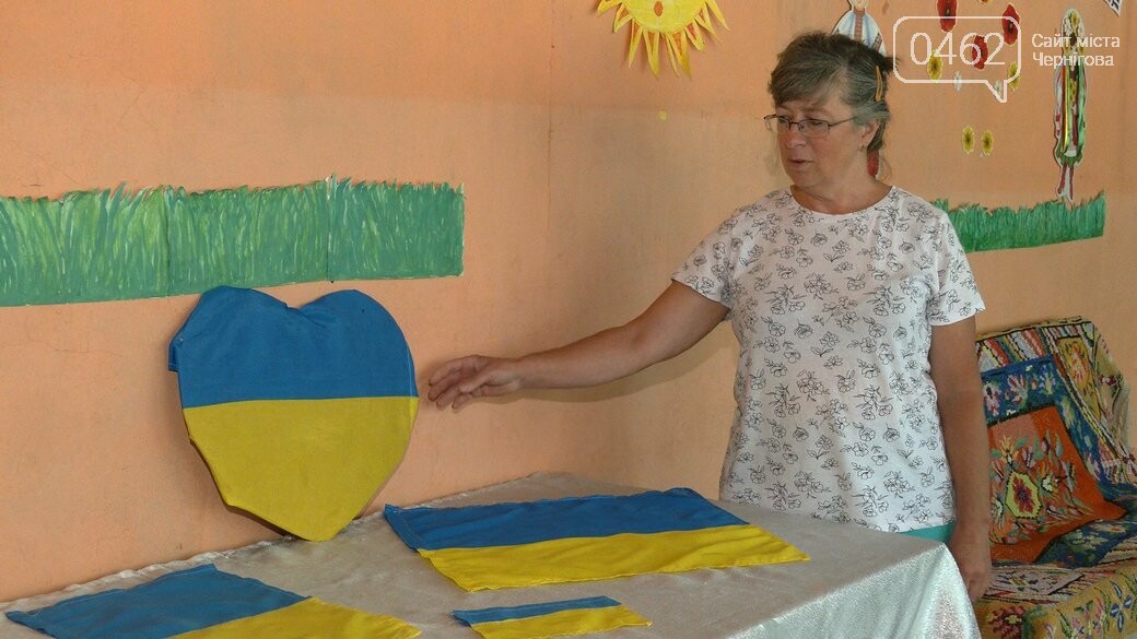 Прапори та директорка будинку культури Тетяна Троцька