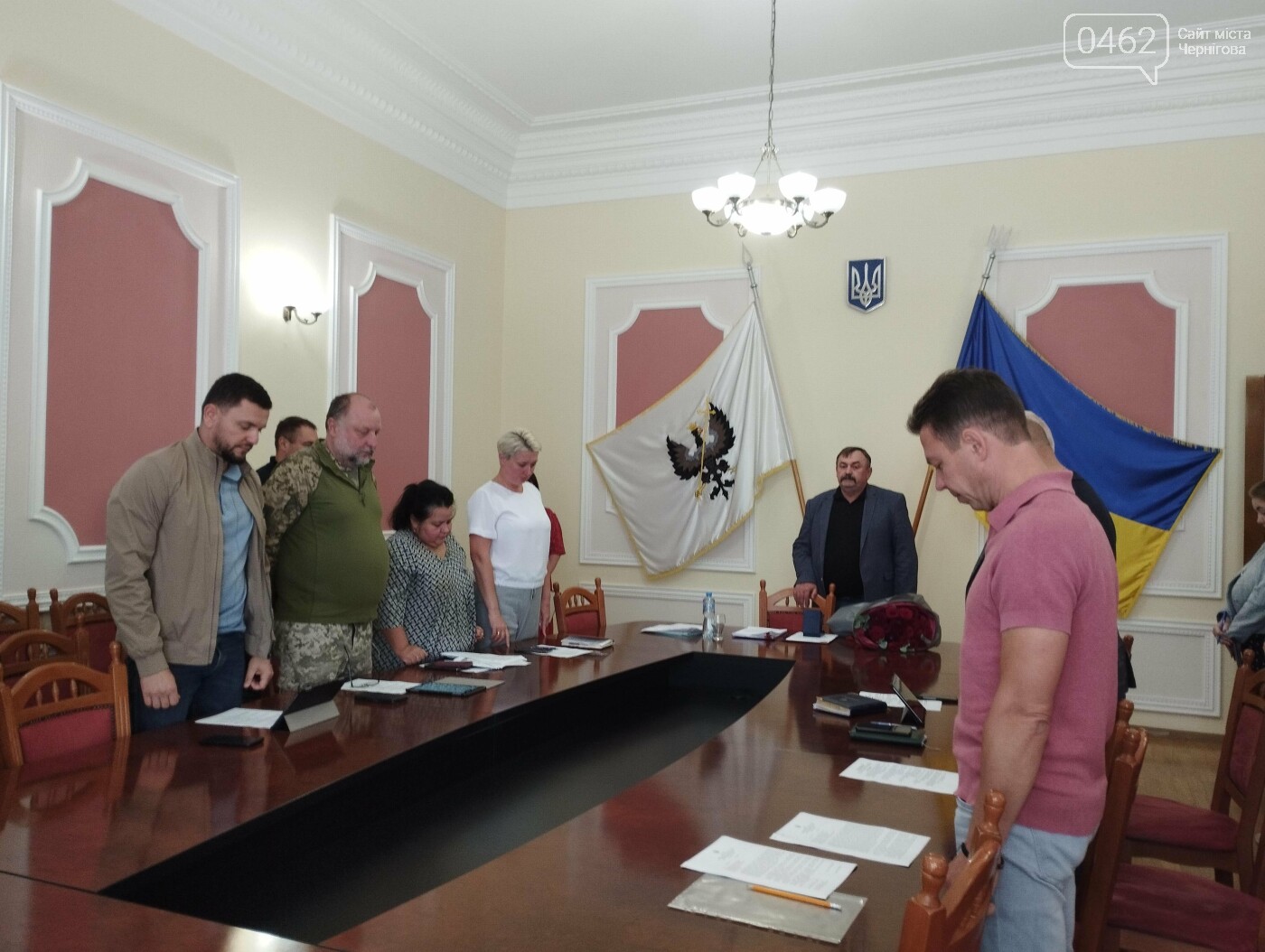 Олена Лисенко (третя ліворуч) та Віктор Геращенко (у центрі) під час засідання 28 серпня