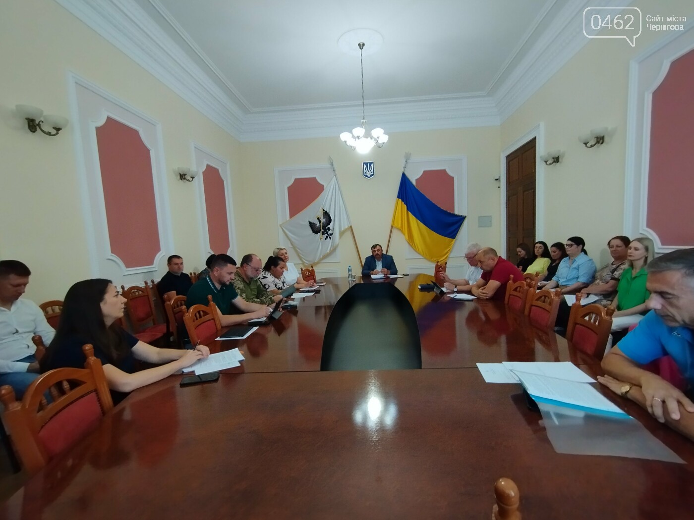 Віктор Геращенко (у центрі) під час виконкому 3 вересня