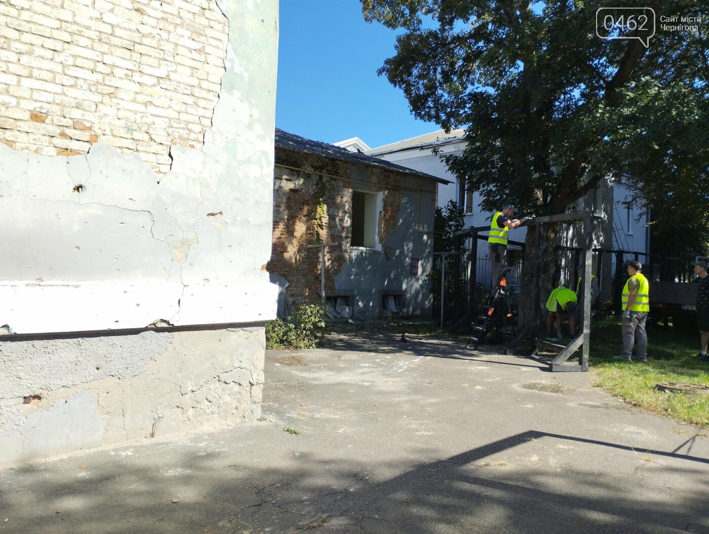 Навколо колишньої дитячої стоматології встановлюють паркан