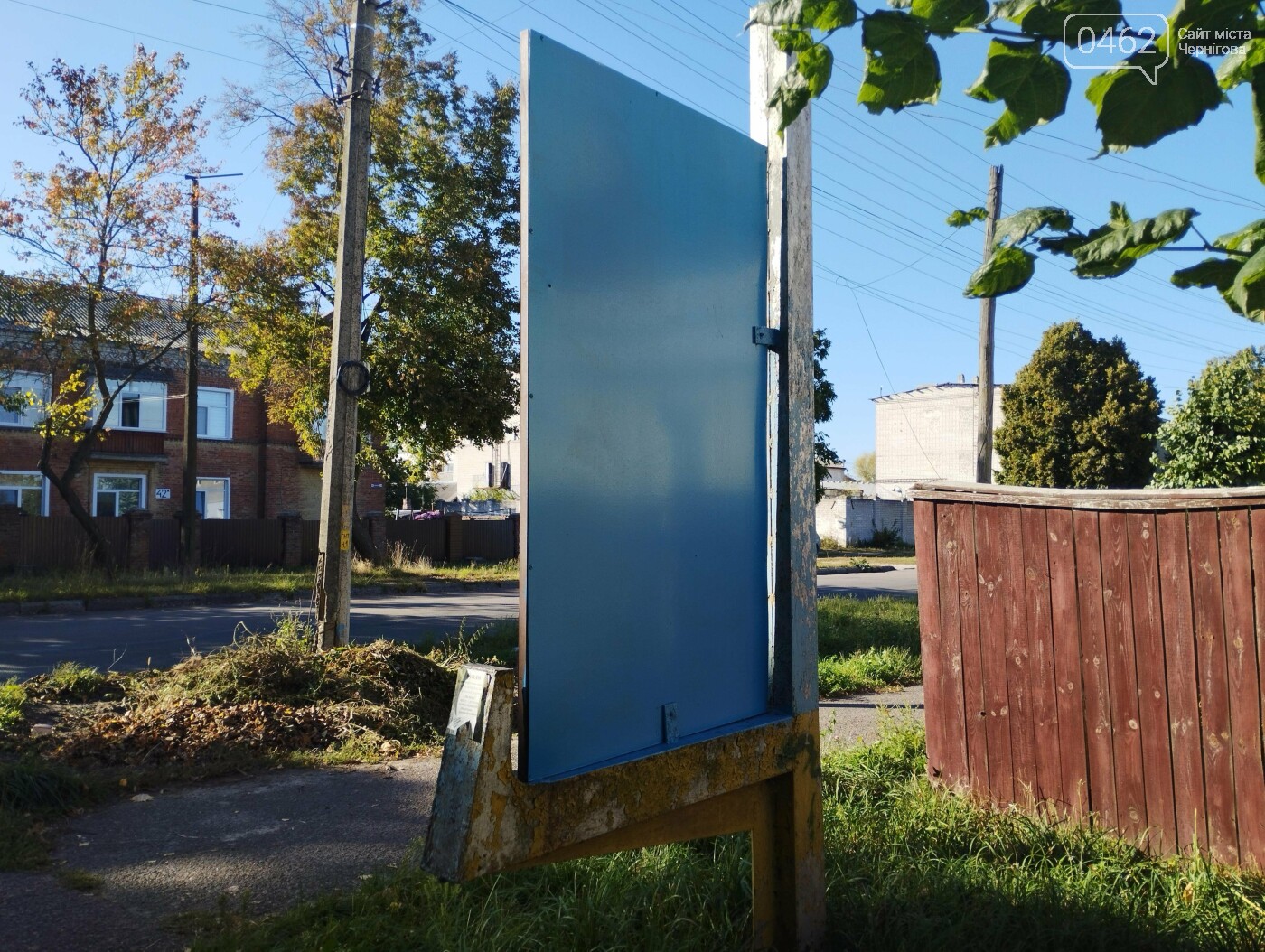 З боку вулиці Гнідаша стенд зафарбували