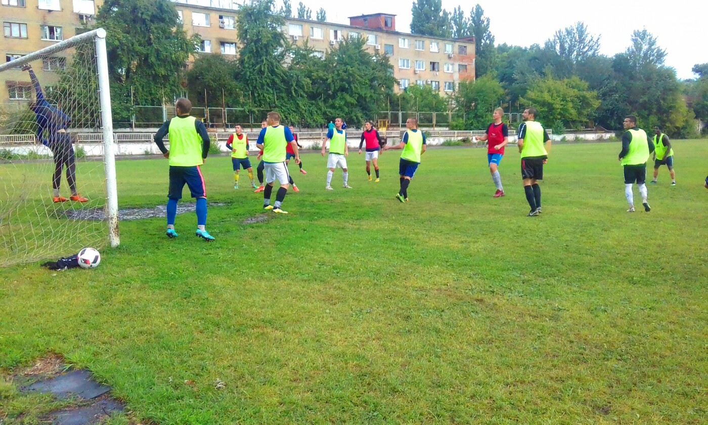 Олександр Пищур-молодший (перший праворуч у червоній манішці) під час виступів за «Десну» U-21. Чернігів, стадіон «Текстильник», 12 липня 2019 року