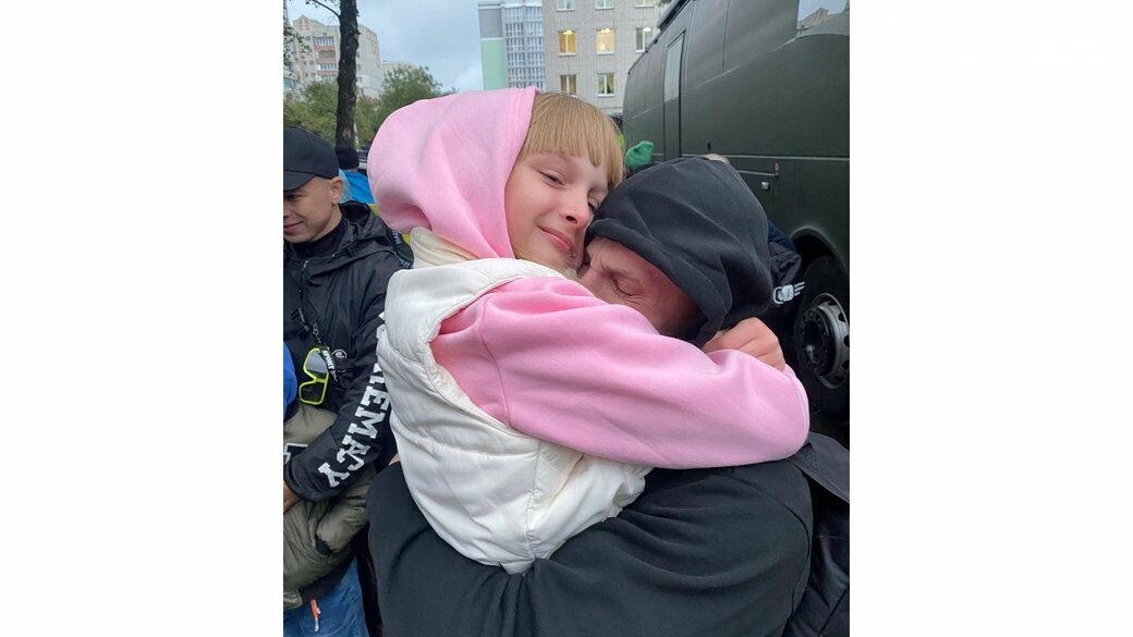 Нацгвардієць Ігор Гацко, який повернувся з російського полону під час обміну 2 жовтня 2025 року, обнімає доньку