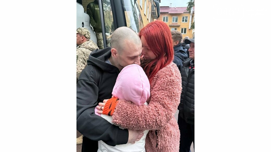Нацгвардієць Ігор Гацко, який повернувся з російського полону під час обміну 2 жовтня 2025 року, з дружиною і донькою