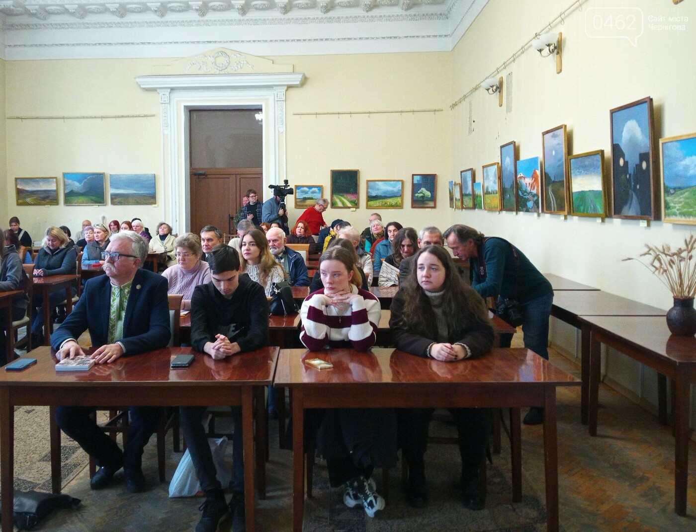 Василь Чепурний (крайній ліворуч у першому ряду)