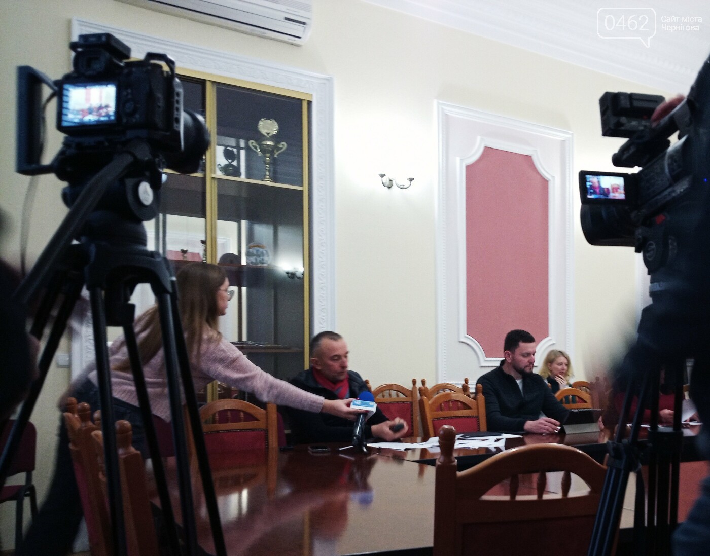 Олександр Шевчук (у центрі, біля мікрофонів) під час засідання виконавчого комітету