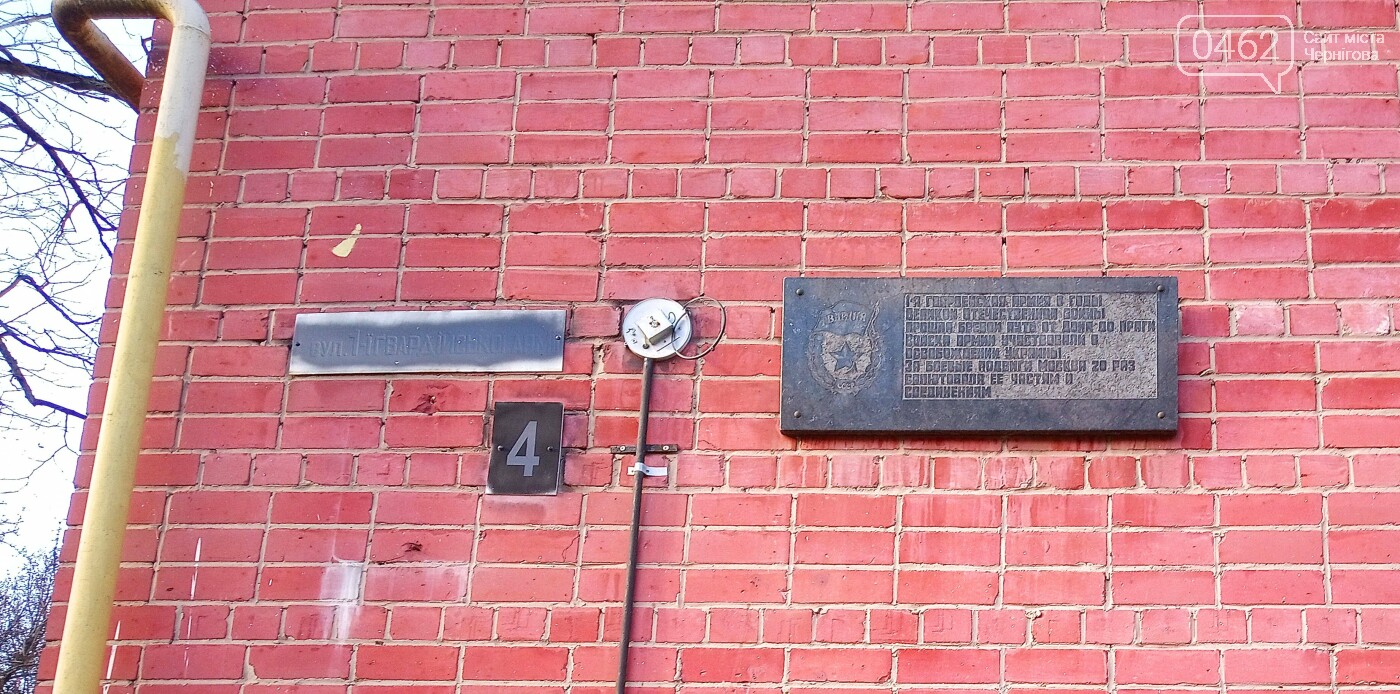 Москва досі салютує...