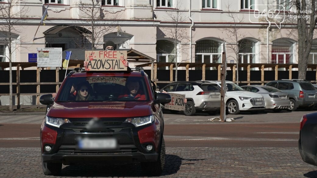 Автопробіг у Чернігові на підтримку полонених та безвісти зниклих військових