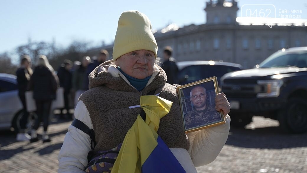 Жінка з портретом військового на акції підтримки у Чернігові