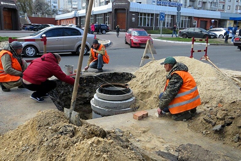 На проспекте Мира устанавливают люки по новым технологиям | Новини