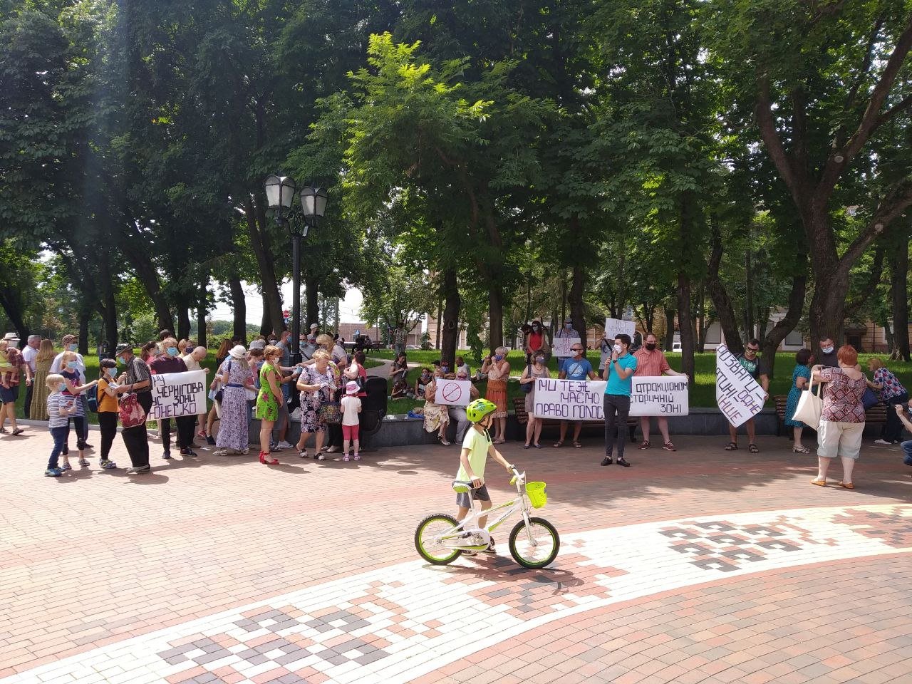 На Алеї героїв відбулась акція протесту проти будівництва "..., фото-1 На Алеї героїв відбулась акція протесту проти будівництва "Чортового колеса", фото-1