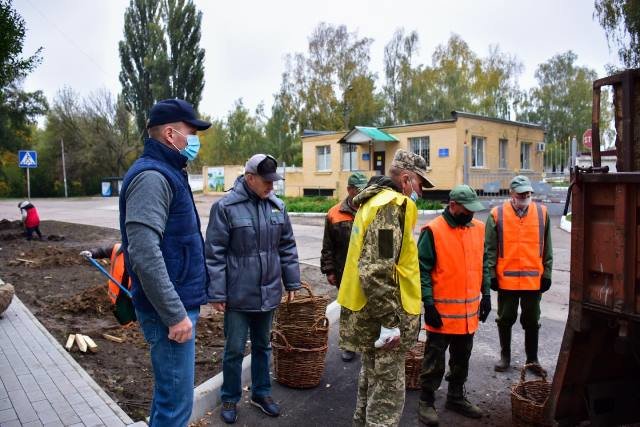 Загальноміський суботник: добрі справи разом, фото-4 Загальноміський суботник: добрі справи разом, фото-4
