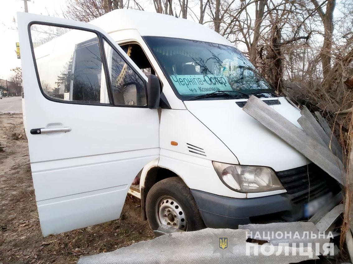 Маршрутка з людьми в'їхала у паркан на Чернігівщині: водій раптово помер за кермом