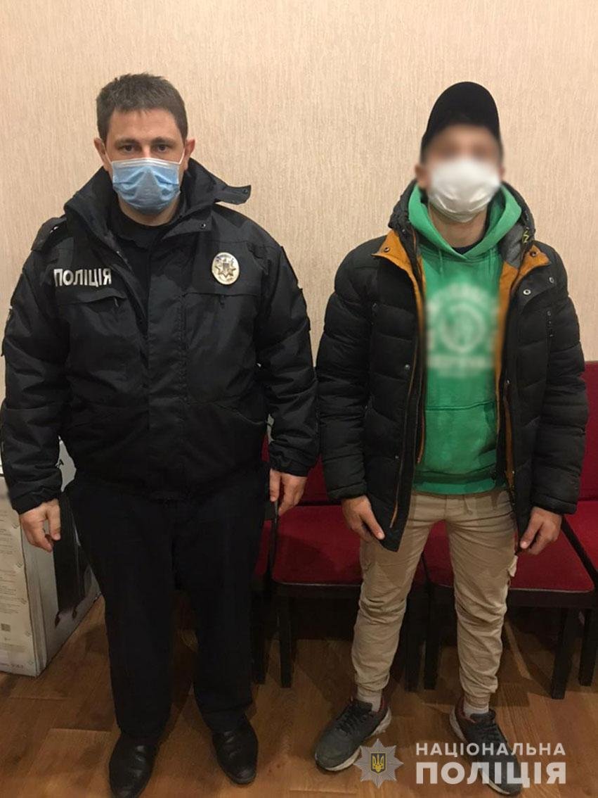 Накинувся та відібрав гроші: на Чернігівщині пограбували 21-річного хлопця