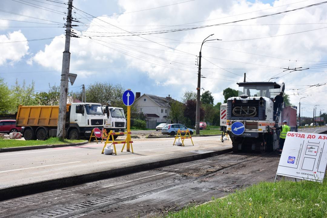 На перехресті Шевченка та Малиновського розпочали облаштовувати рух по колу, фото-7