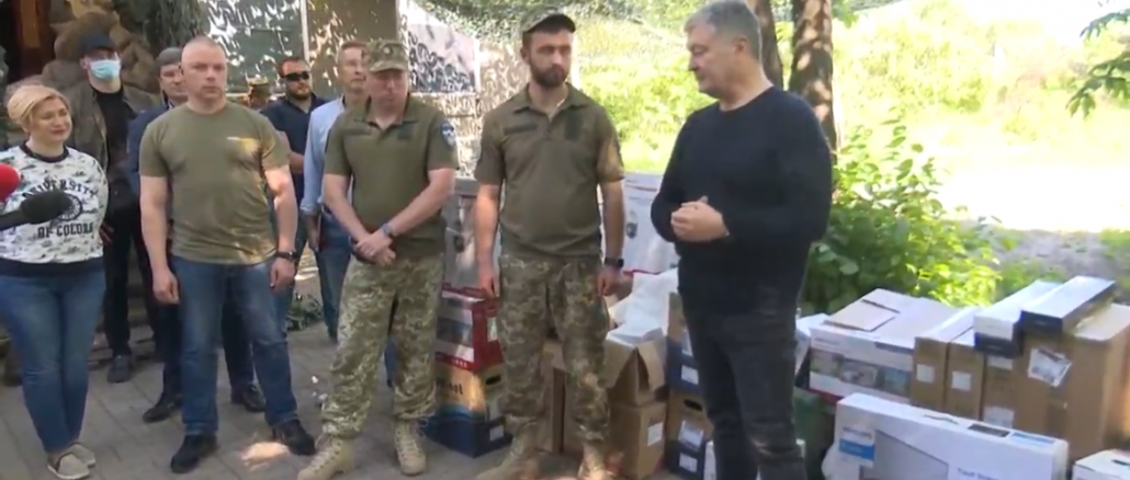 Порошенко поїхав на фронт, побував на «нулі» і передав вій..., фото-1 Порошенко поїхав на фронт, побував на «нулі» і передав військовим комплект відеоспостереження за противником , фото-1