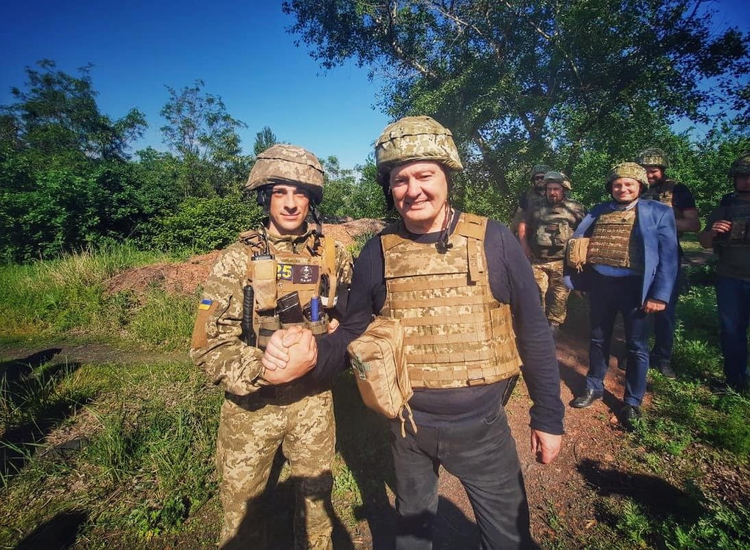 Порошенко поїхав на фронт, побував на «нулі» і передав вій..., фото-5 Порошенко поїхав на фронт, побував на «нулі» і передав військовим комплект відеоспостереження за противником , фото-5