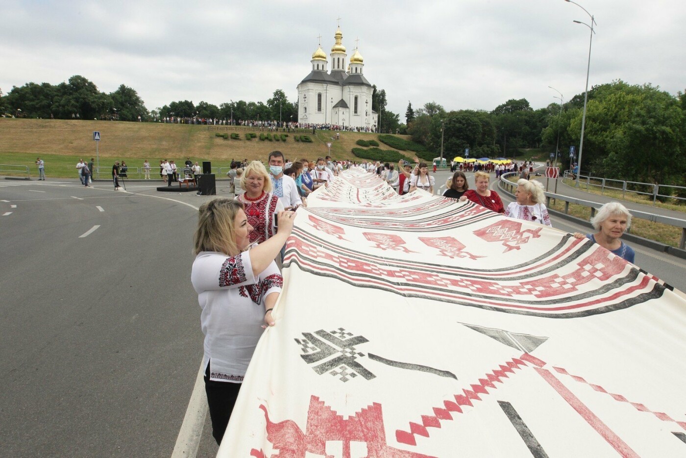 У Чернігові до Дня конституції розгорнули 200-метровий рушник єдності: чи став він рекордним для України, фото-3