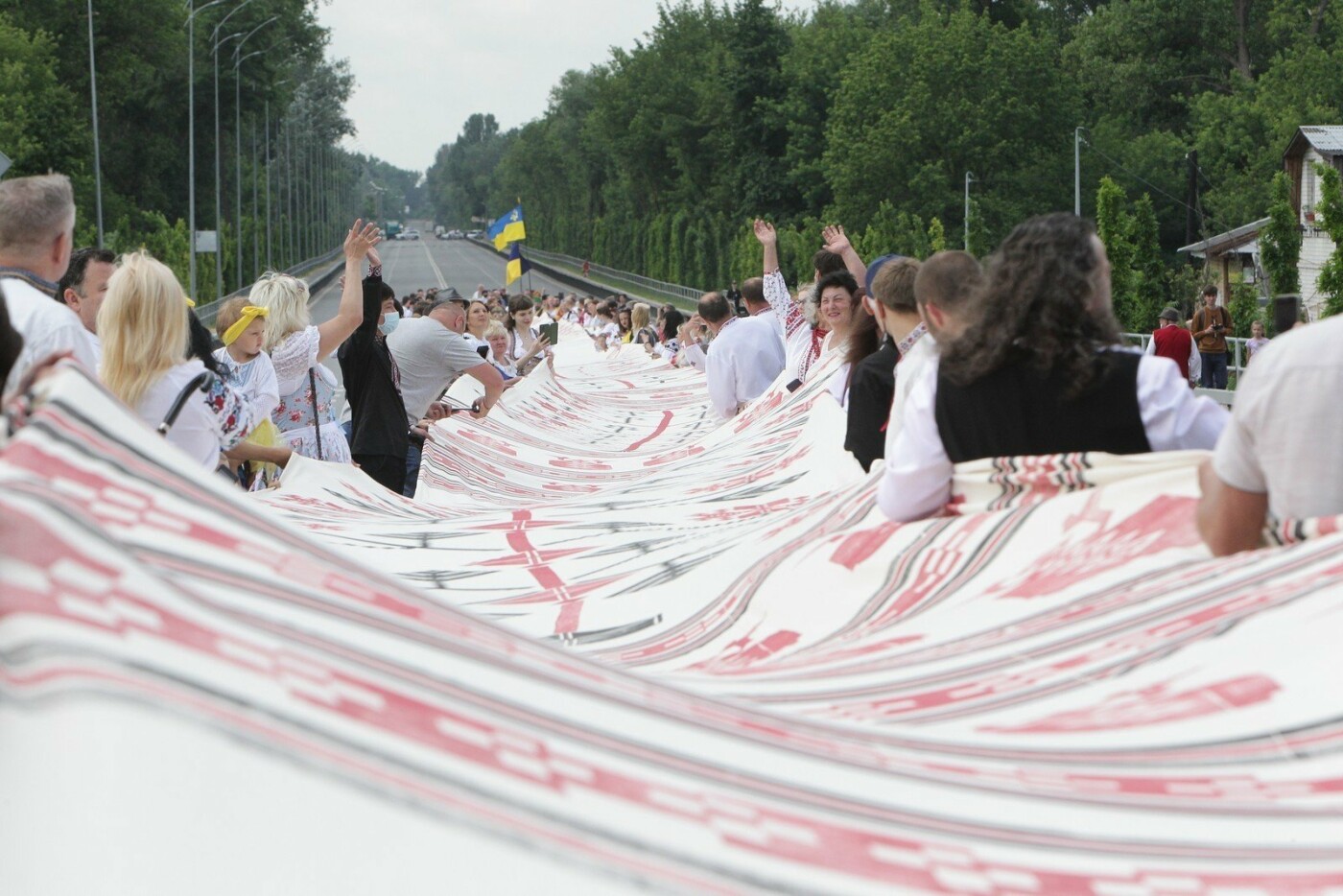 У Чернігові до Дня конституції розгорнули 200-метровий рушник єдності: чи став він рекордним для України, фото-5