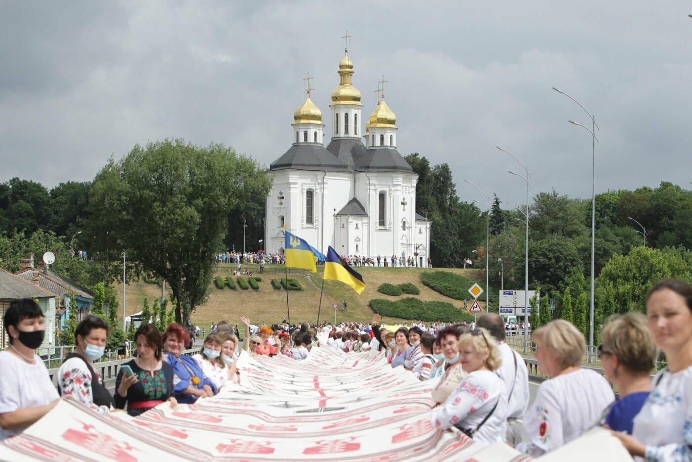 У Чернігові до Дня конституції розгорнули 200-метровий рушник єдності: чи став він рекордним для України, фото-7