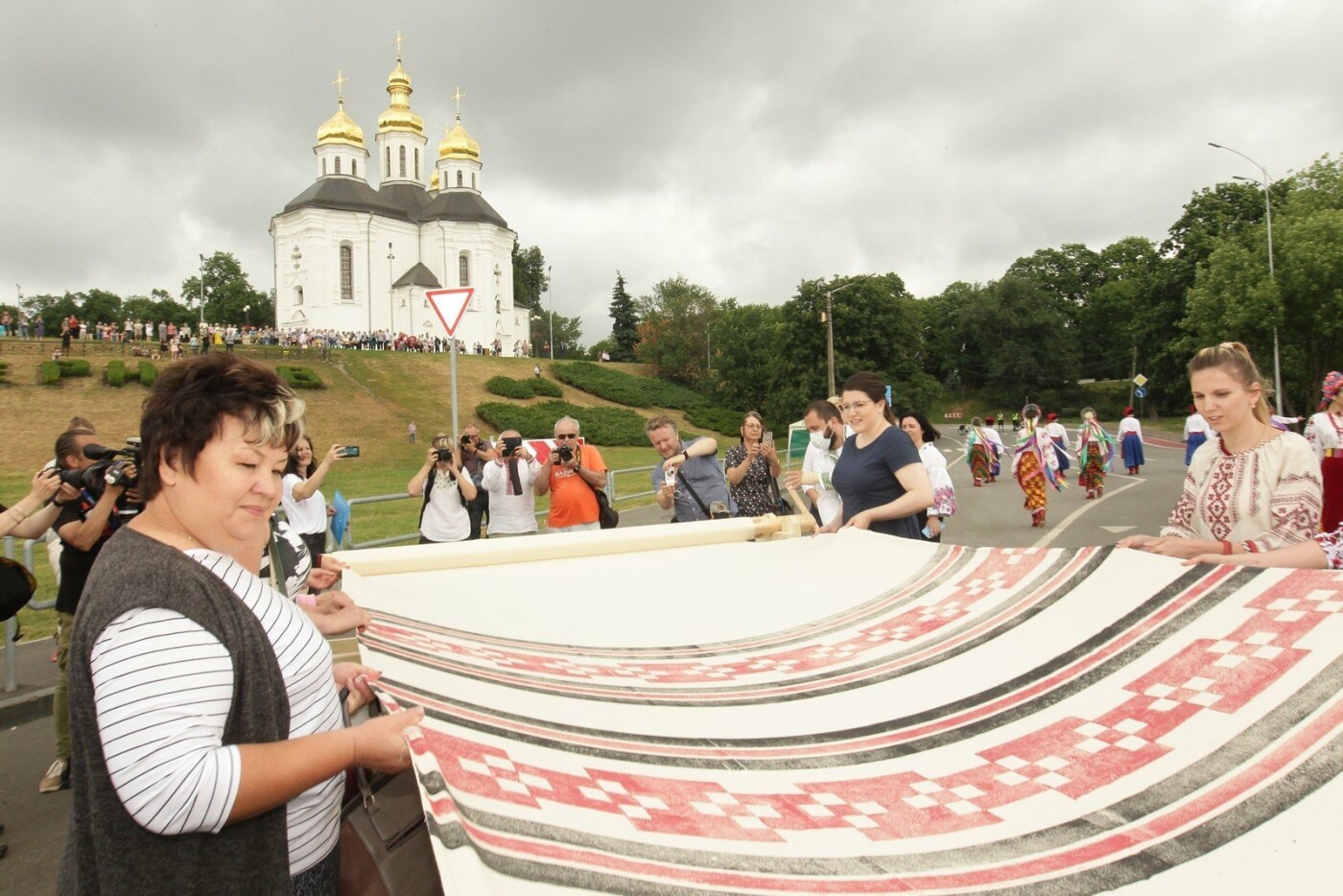 У Чернігові до Дня конституції розгорнули 200-метровий рушник єдності: чи став він рекордним для України, фото-6