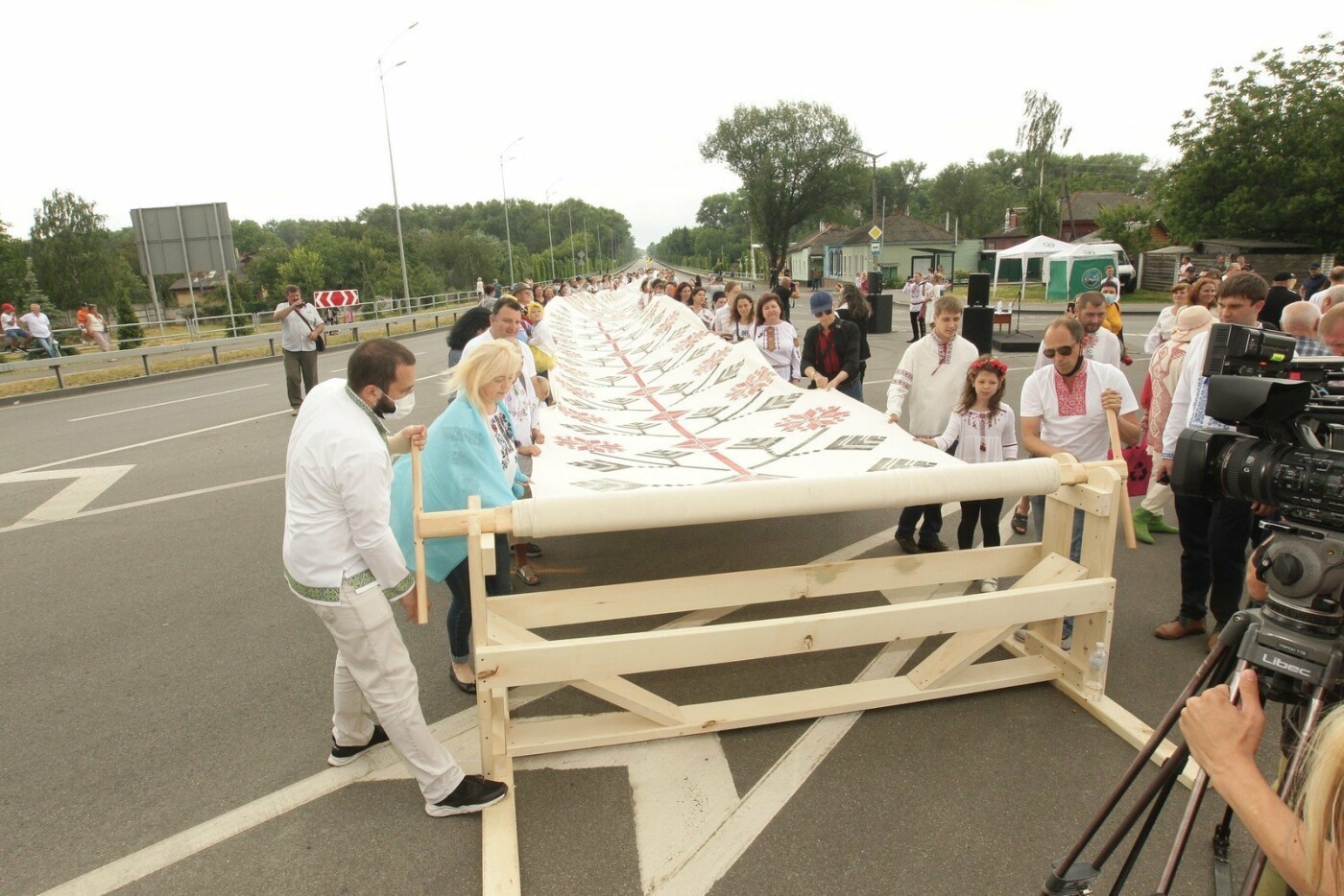 У Чернігові до Дня конституції розгорнули 200-метровий рушник єдності: чи став він рекордним для України, фото-2
