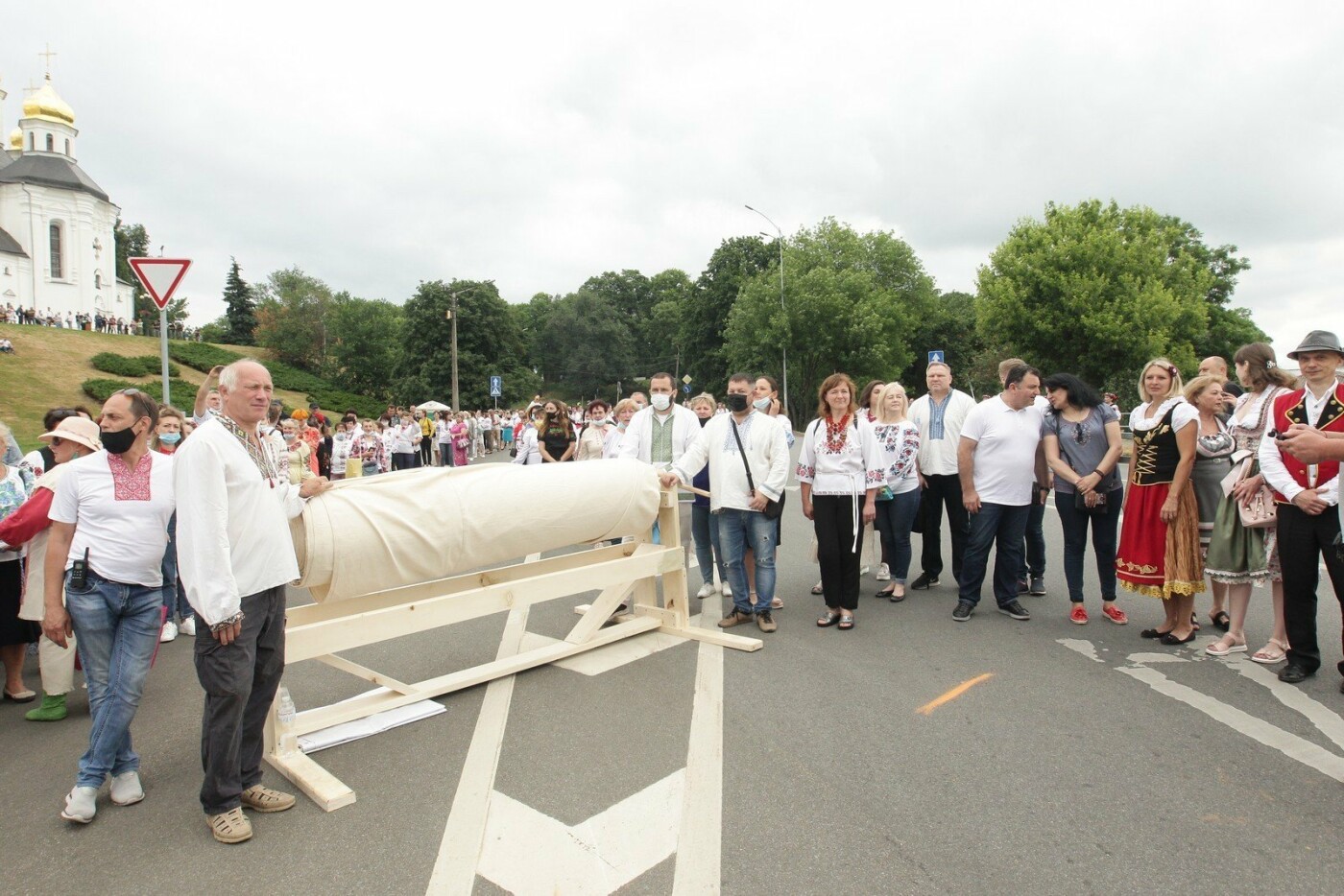 У Чернігові до Дня конституції розгорнули 200-метровий рушник єдності: чи став він рекордним для України, фото-1